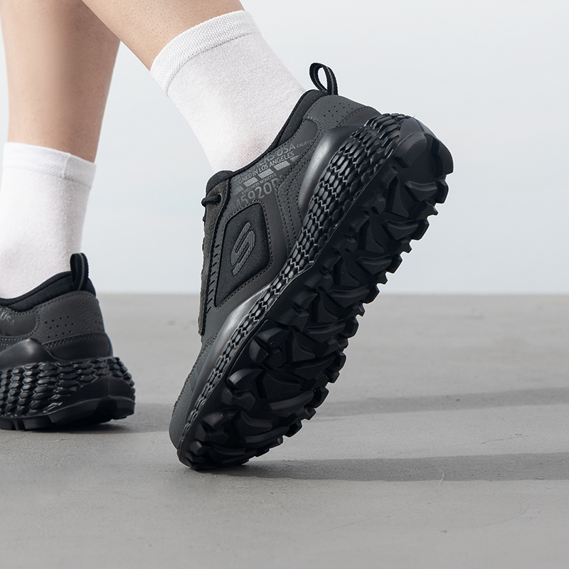 Skechers Schwarze All-Terrain  – Outdoor Sport Flooring Bewertung und Preis